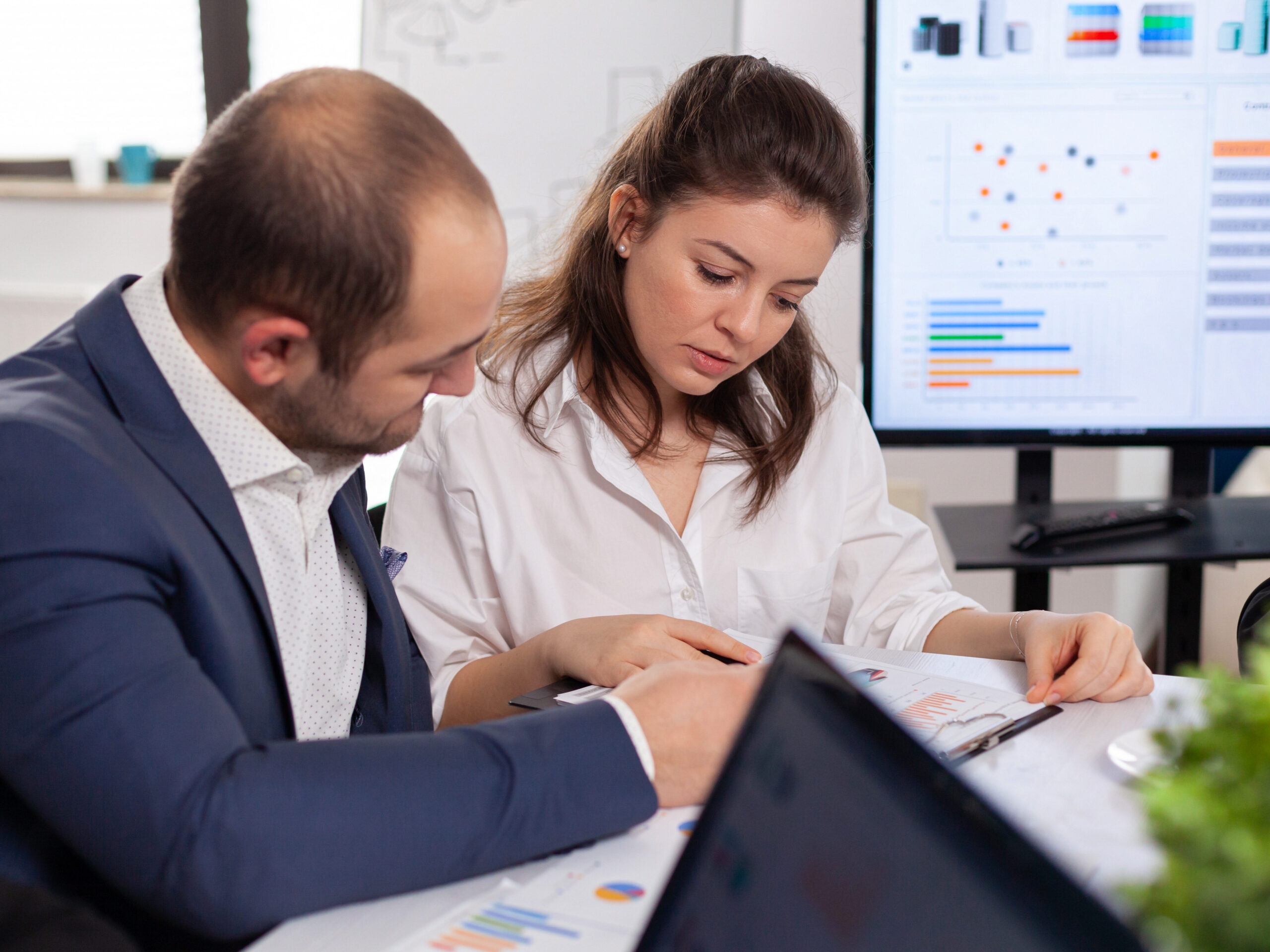 empresa analizando tarifa fija vs indexada electricidad